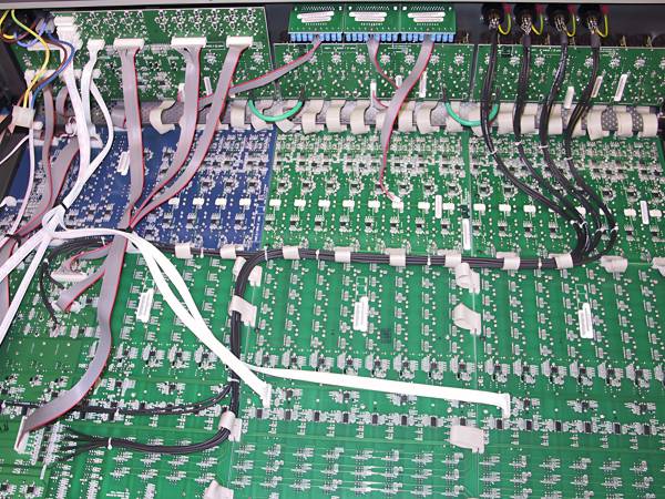 mixer cascading - Vier mal drei zustzliche Inputs LR, BUS1-4, AUX1-6 ber 7-polige XLR-Stecker