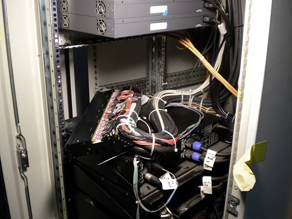 Rathaus Patchbay - Auch im Zwischenboden wird die Rackverkabelung strukturiert und ebenfalls eine Bantam Patchbay integriert